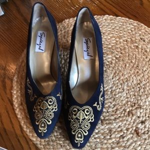 Suade heels with embroidery